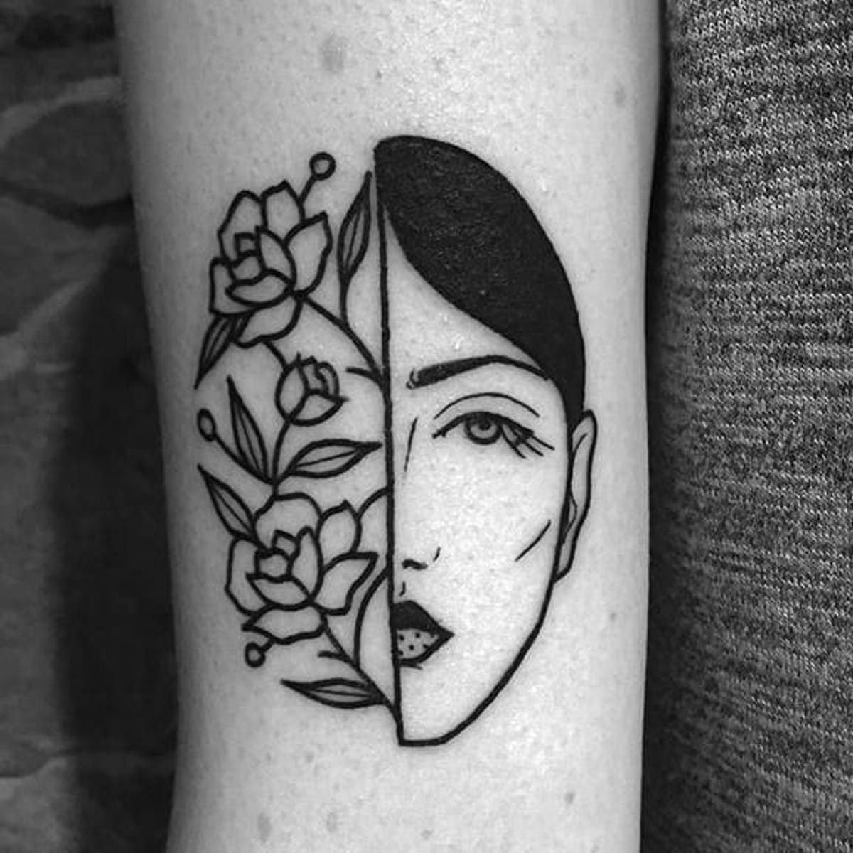 Simple Black Line Tatoo